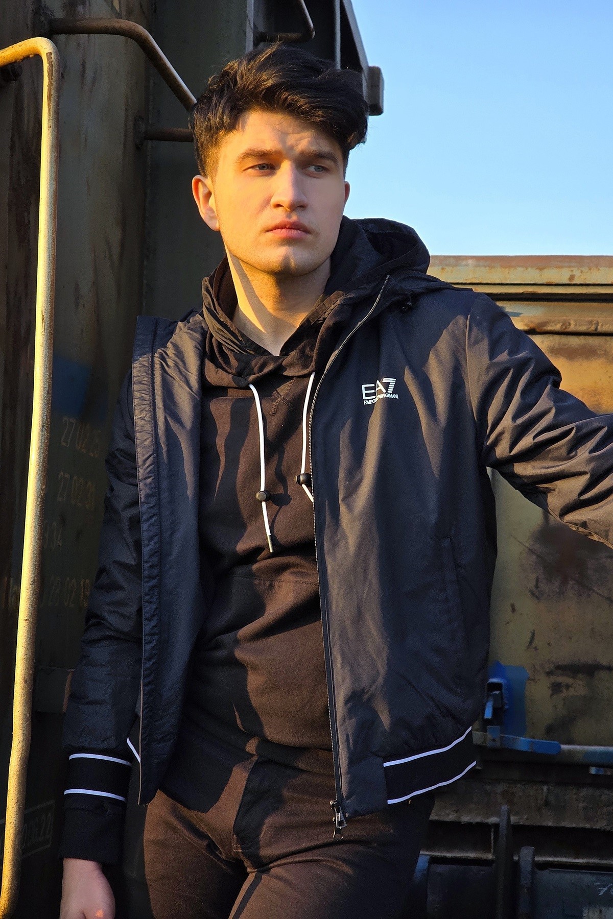 Wiosenne kurtki marek premium, outletowe ceny 