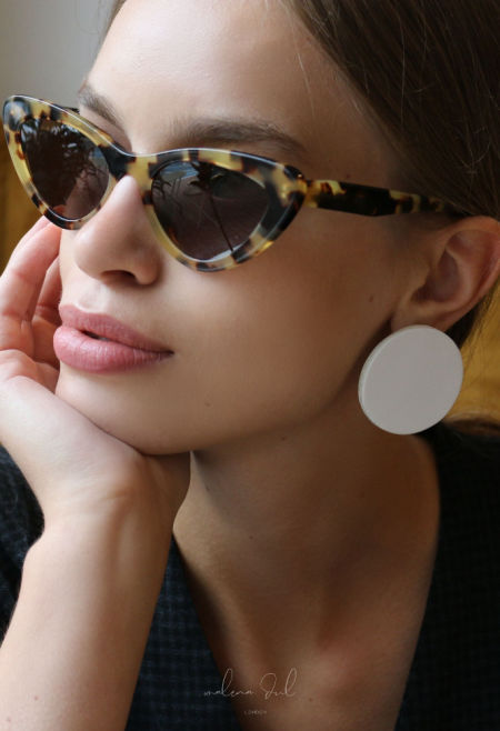 SUN. Duże kolczyki z białej, gładkiej skóry naturalnej.